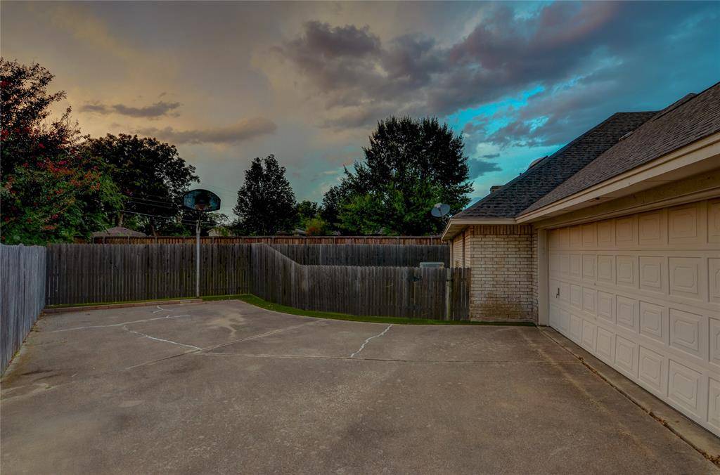 8240 Saddlebrook Drive, Benbrook, TX 76116