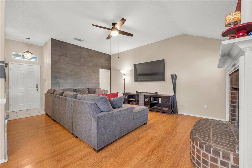 6608 Stetter Drive, Arlington, TX 76001