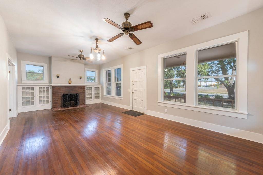 802 E Crockett ST, Luling, TX 78648