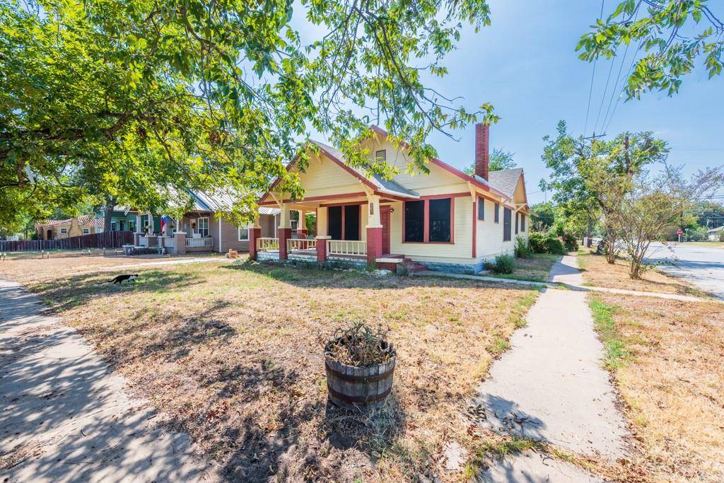 802 E Crockett ST, Luling, TX 78648