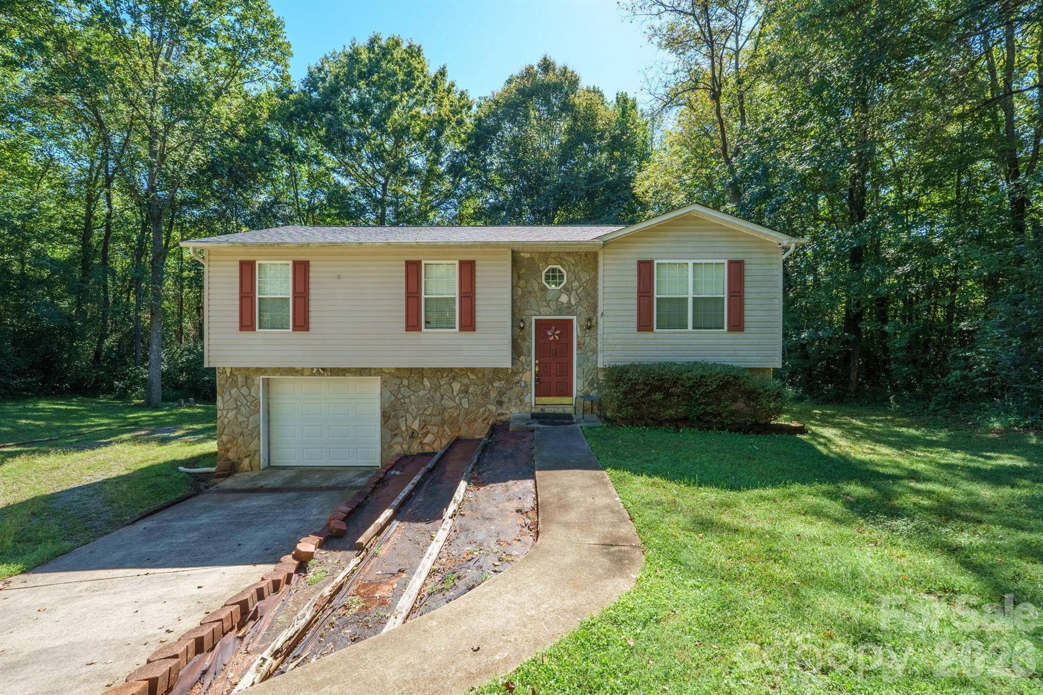 3234 Smokey LN, Lenoir, NC 28645