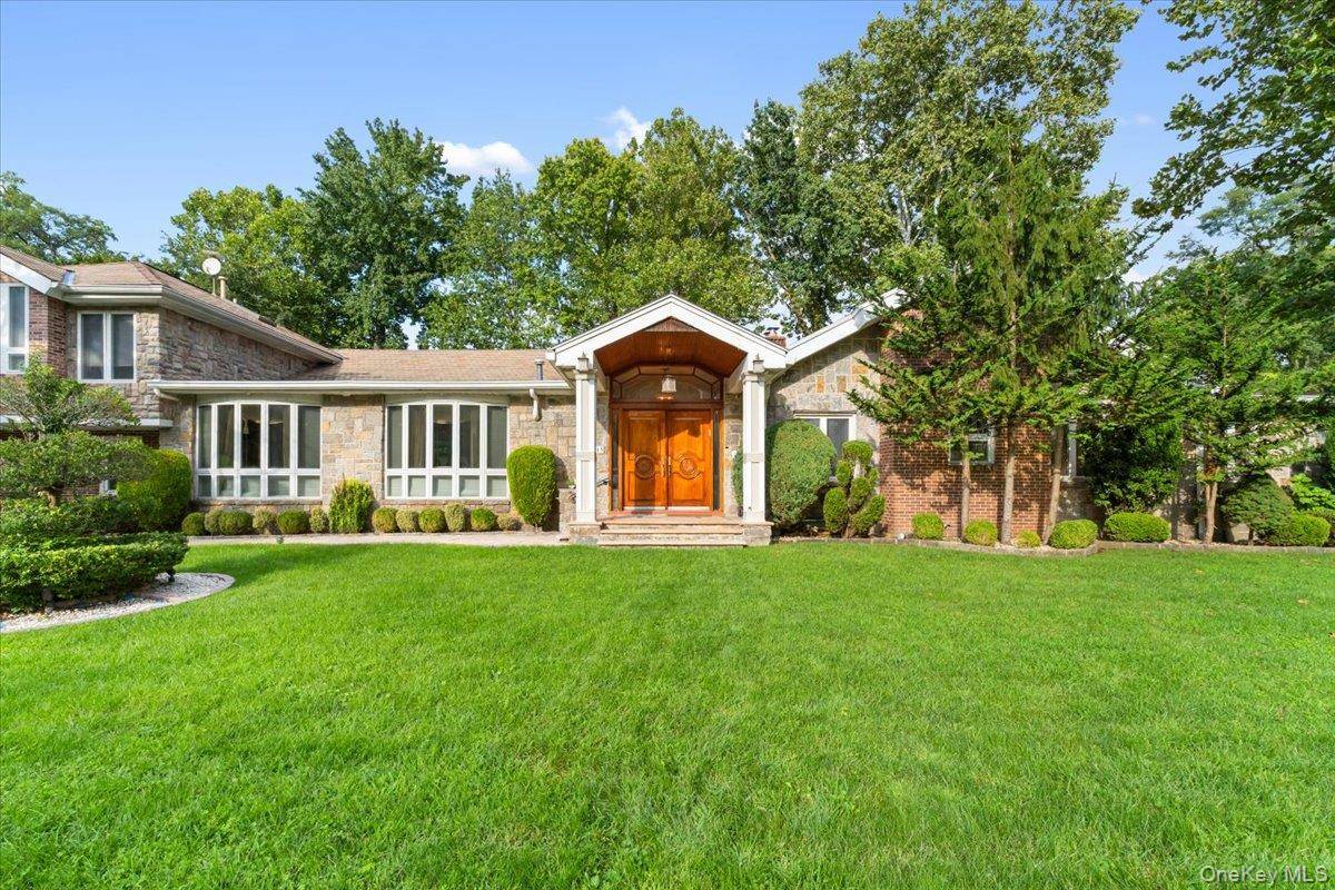 15 Hillcrest DR, Great Neck, NY 11021
