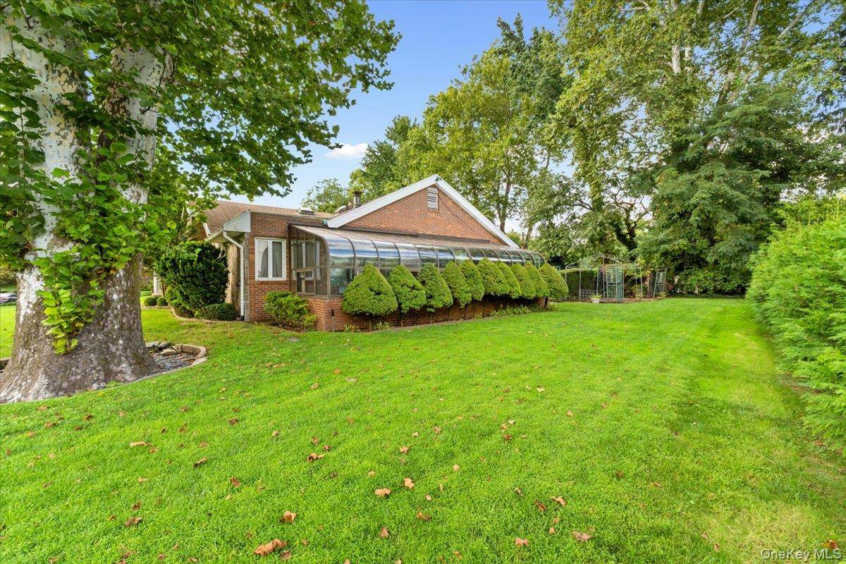 15 Hillcrest DR, Great Neck, NY 11021