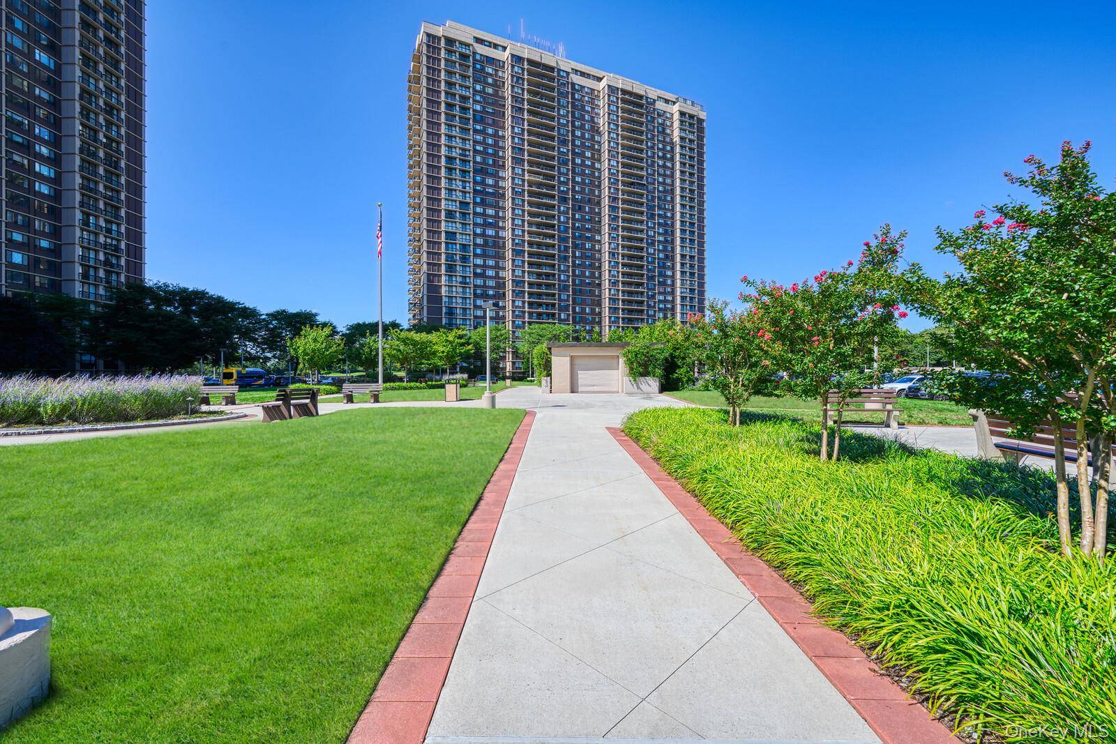 269-10 Grand Central Pkwy #8P, Floral Park, NY 11005