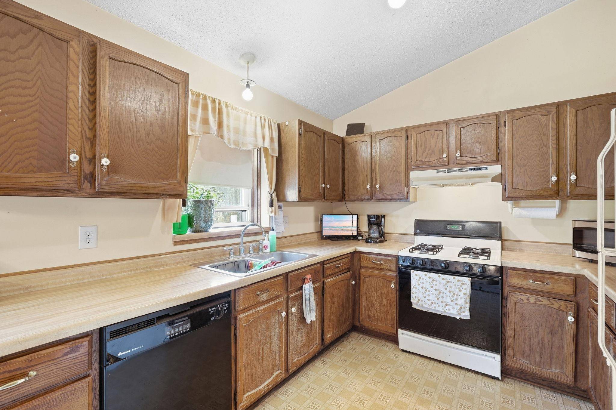 4272 Sun Cliff RD, Eagan, MN 55122