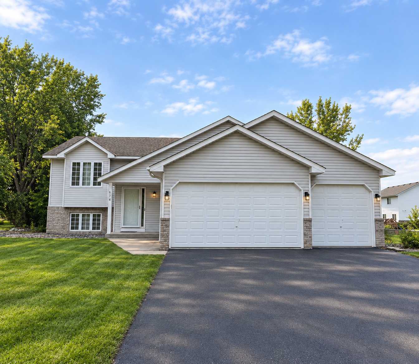 674 Lois LN, Lino Lakes, MN 55014