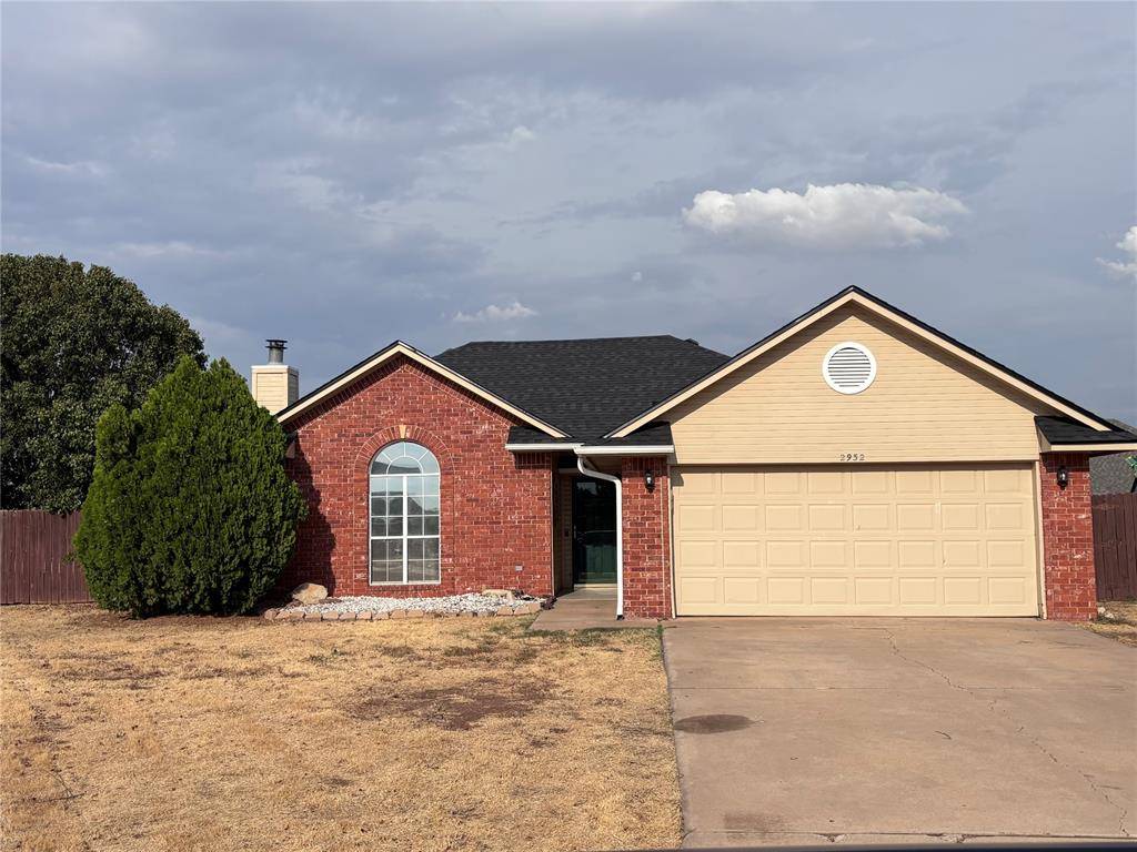 2932 Laurel CIR, Altus, OK 73521