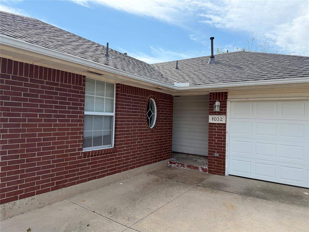 1032 Cambridge CT, Moore, OK 73160