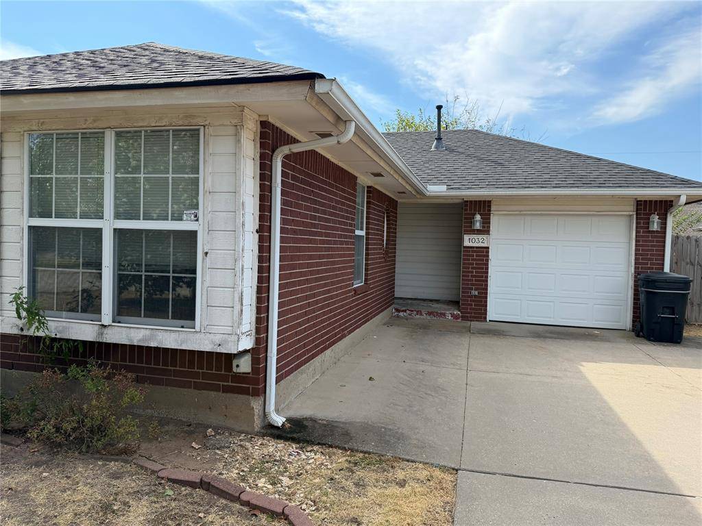 1032 Cambridge CT, Moore, OK 73160