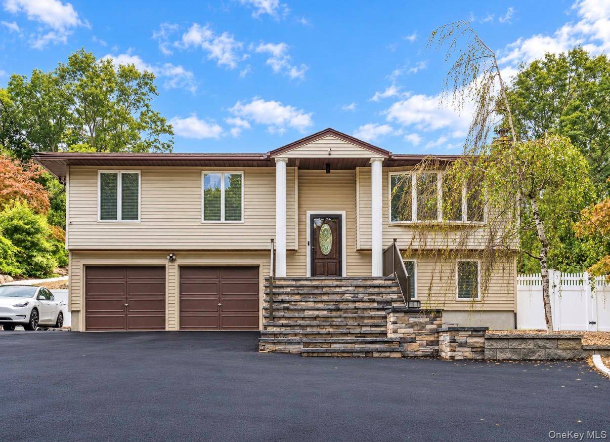 47 McArthur LN, Smithtown, NY 11787