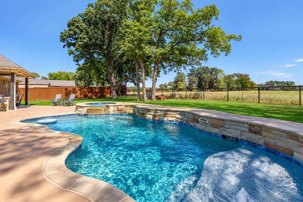 107 Willow Oak Drive, Krugerville, TX 76227