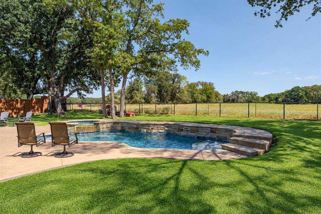 107 Willow Oak Drive, Krugerville, TX 76227