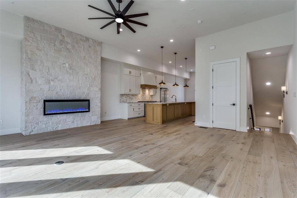 250 E Dallas Street #114, Grapevine, TX 76051