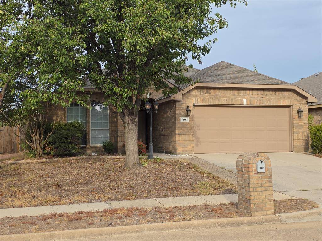 601 Crestview Court, Saginaw, TX 76179