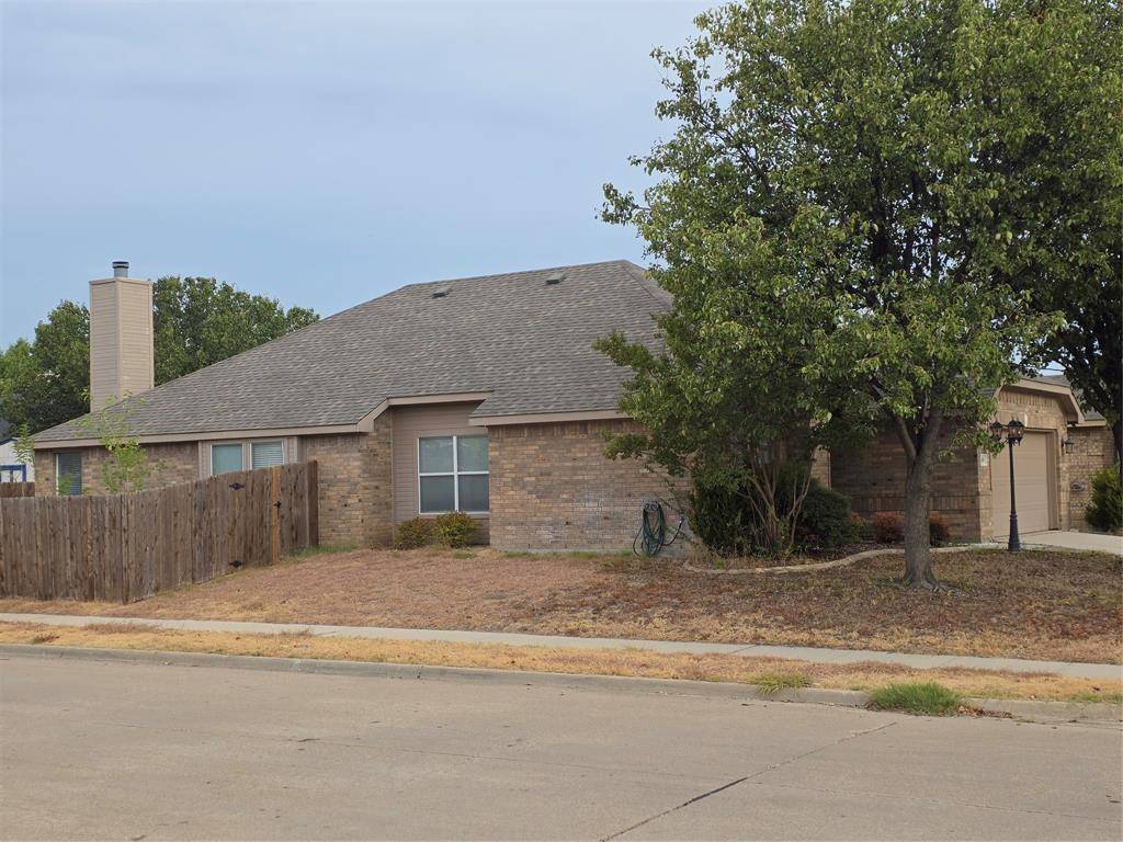 601 Crestview Court, Saginaw, TX 76179