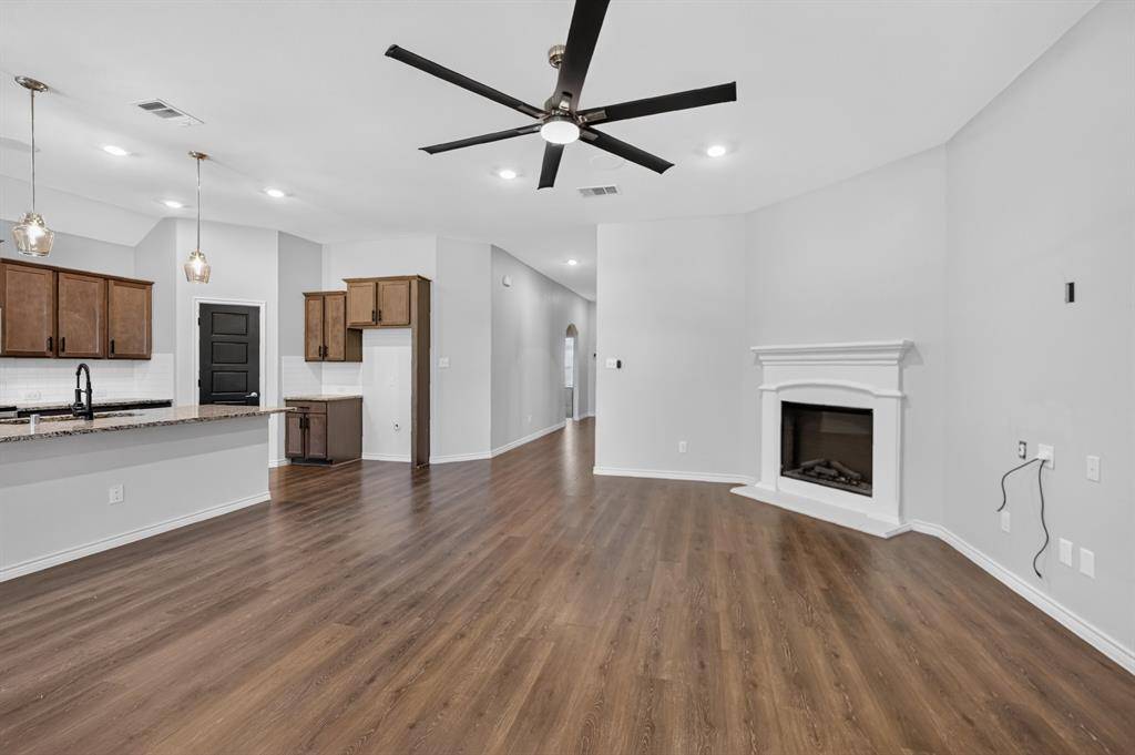 108 Lakeview Circle, Pilot Point, TX 76258