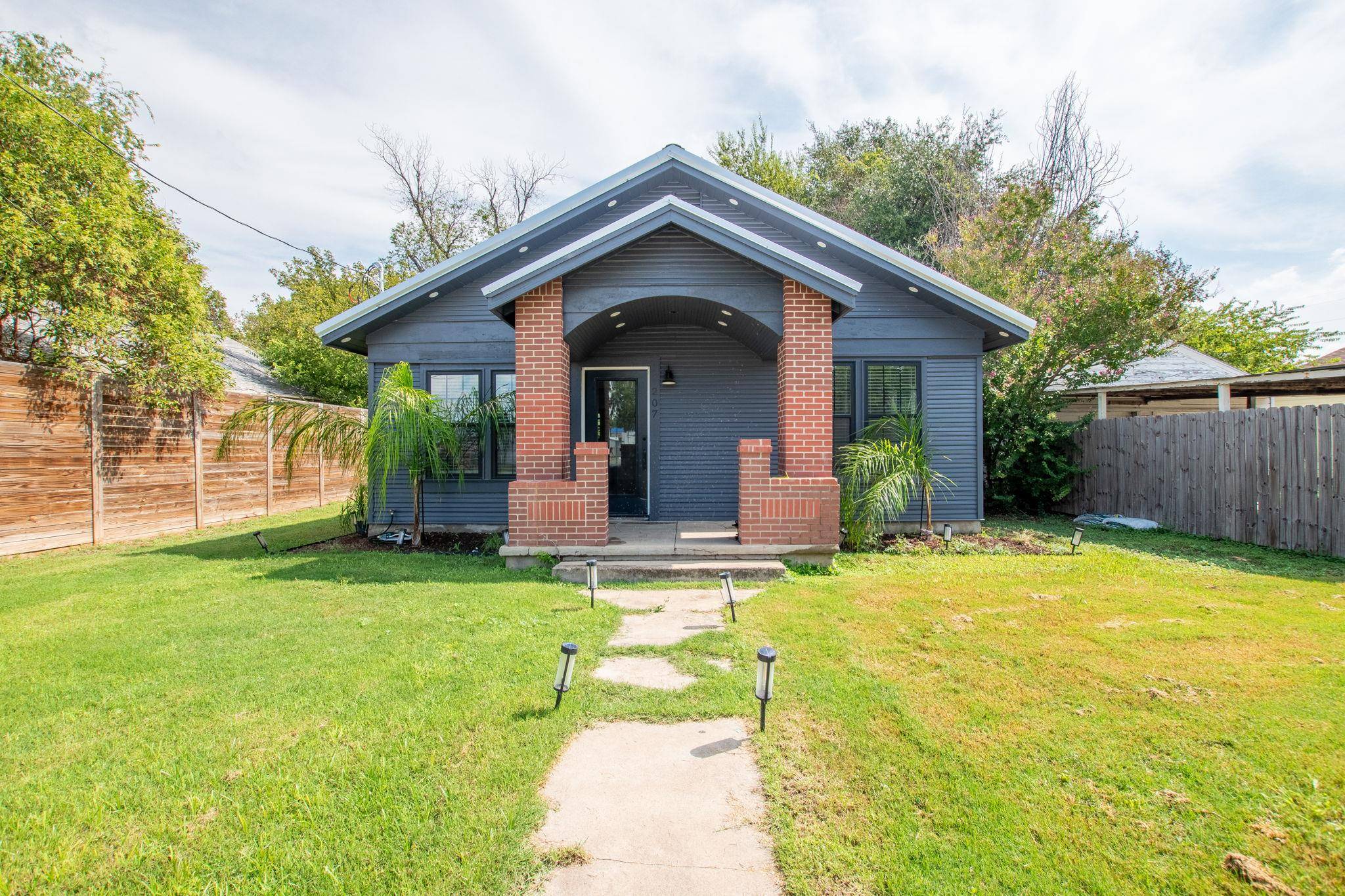 207 S Chestnut ST, Lampasas, TX 76550