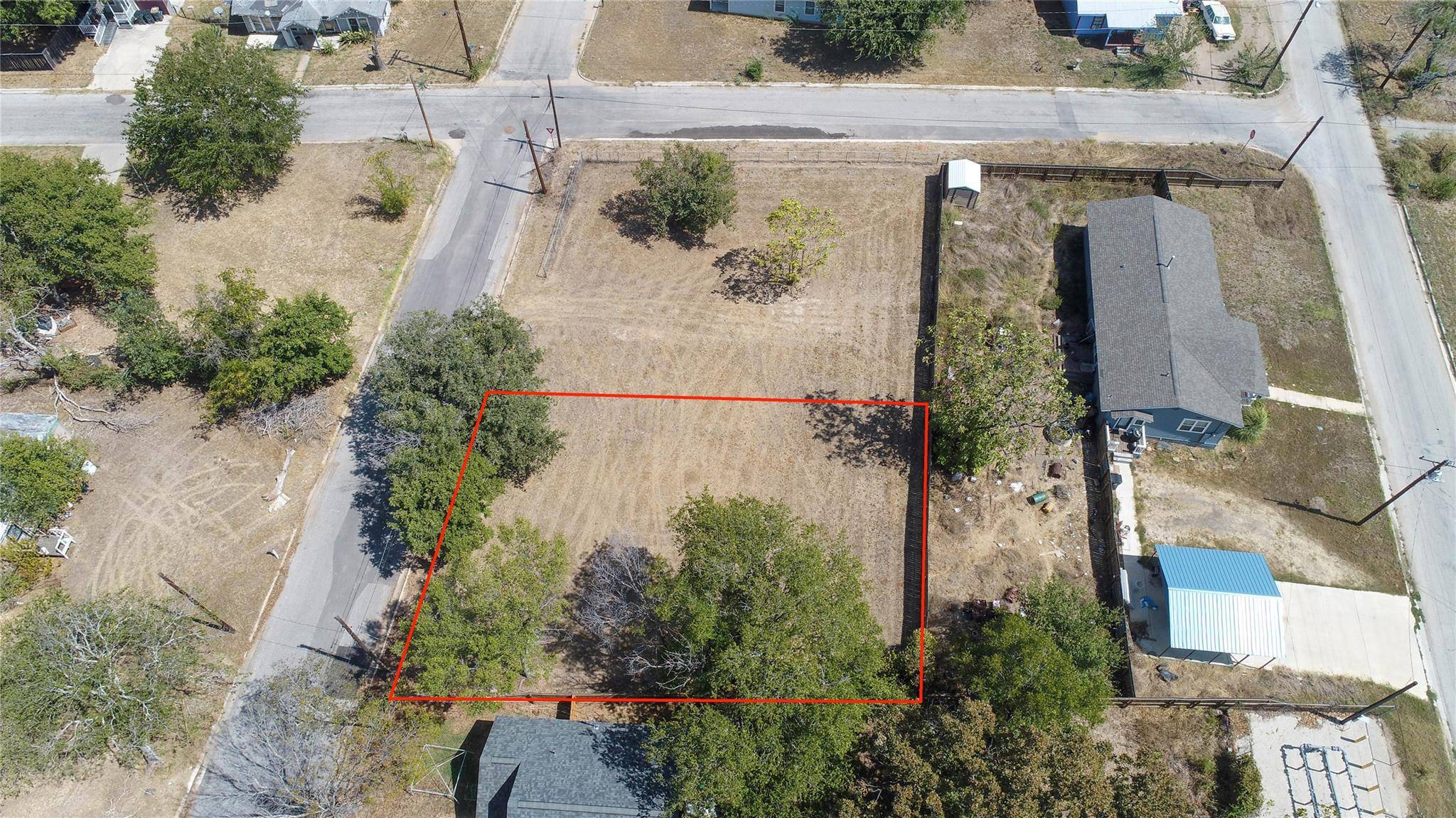 220 Daisy Ave, Luling, TX 78648