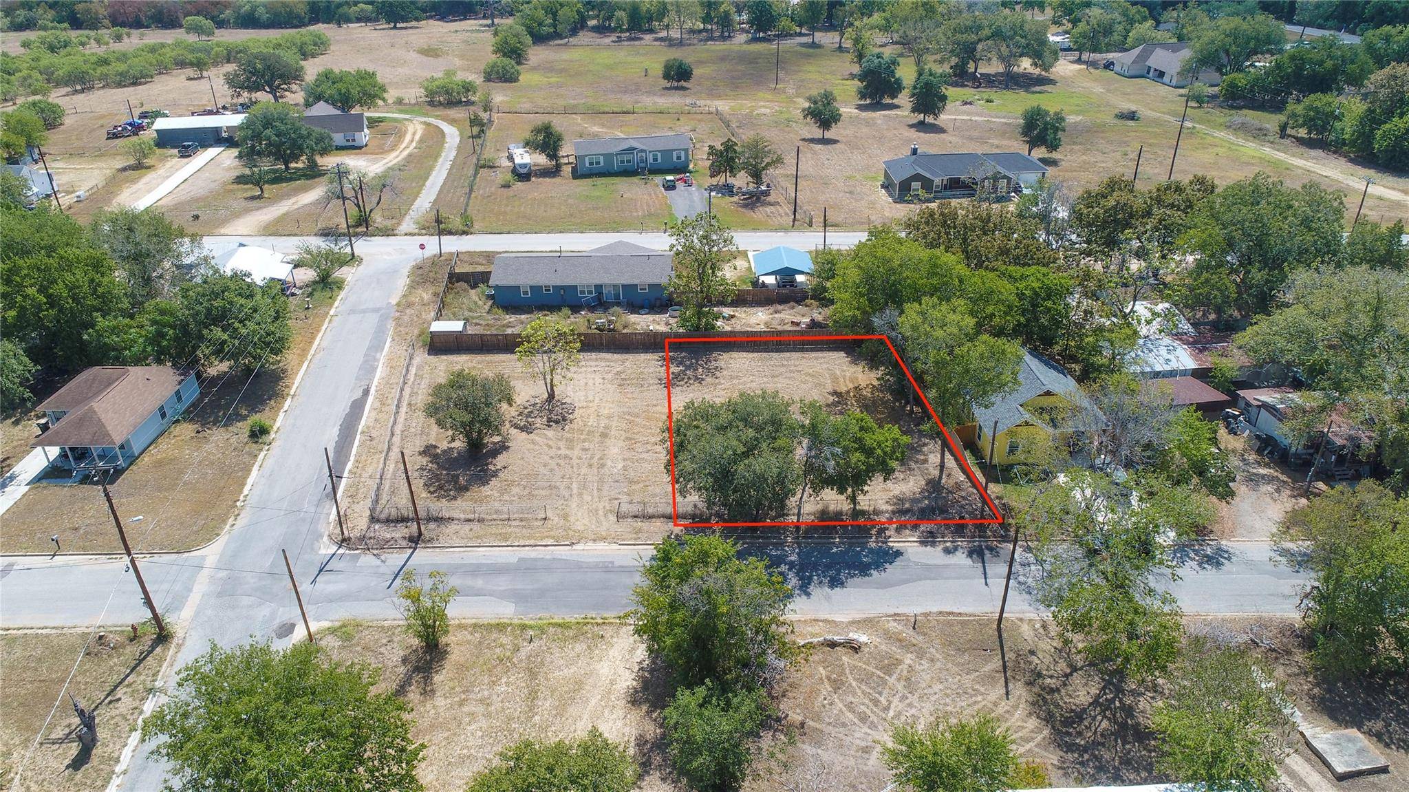 220 Daisy Ave, Luling, TX 78648
