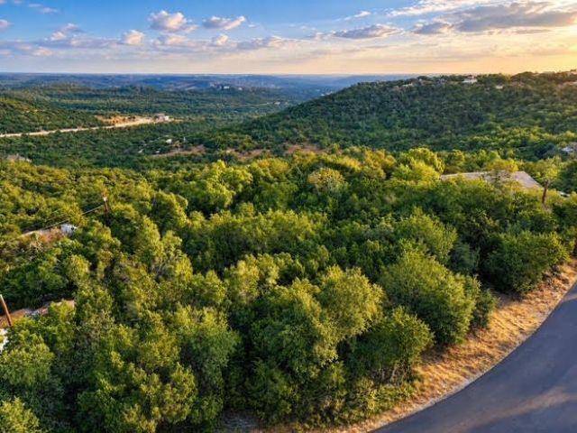 8600 + 8602 Grandview DR, Jonestown, TX 78645