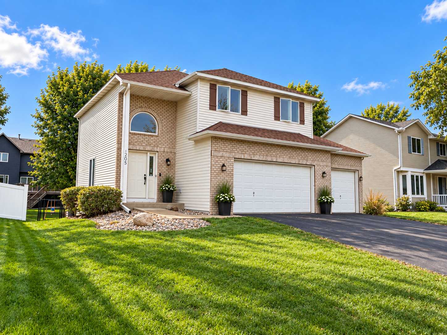 205 Butternut CIR, Carver, MN 55315