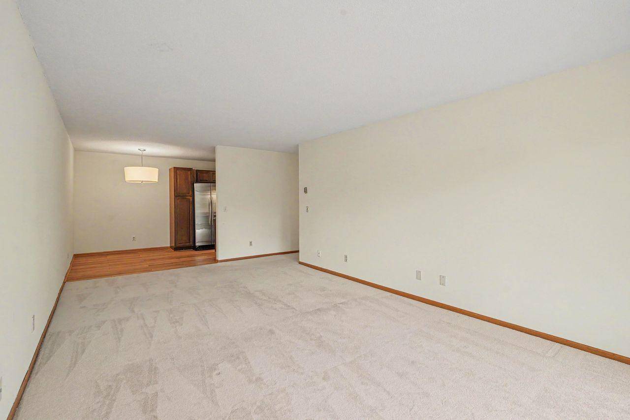 205 Barry AVE S #207, Wayzata, MN 55391