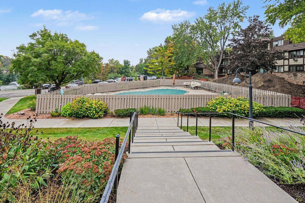 205 Barry AVE S #207, Wayzata, MN 55391