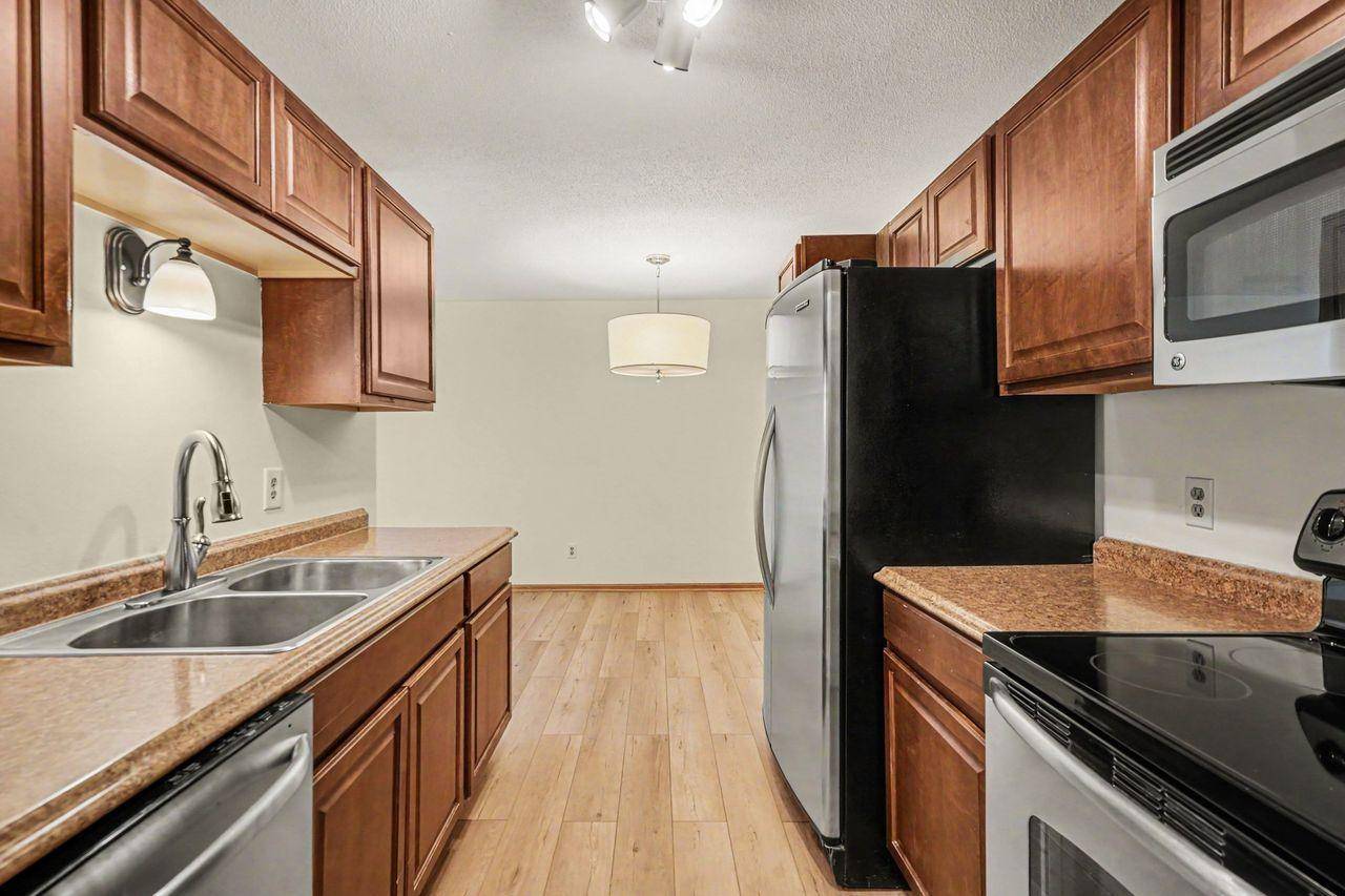 205 Barry AVE S #207, Wayzata, MN 55391