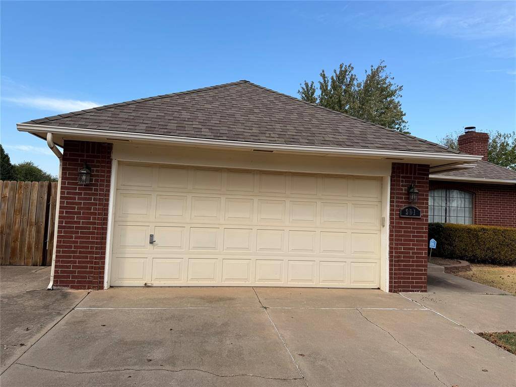 901 Randall DR, Moore, OK 73160