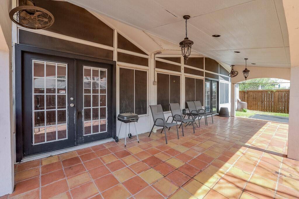 706 Gentry Drive, Arlington, TX 76018