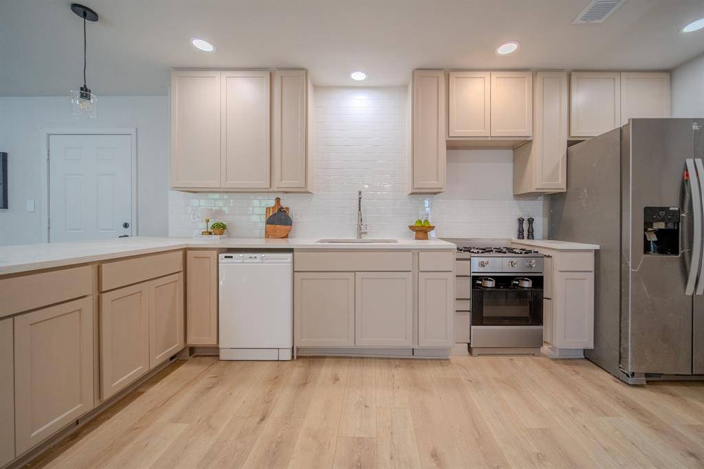 821 Lexington Drive, Lancaster, TX 75134