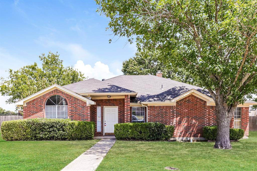 912 Winterbury Court, Desoto, TX 75115