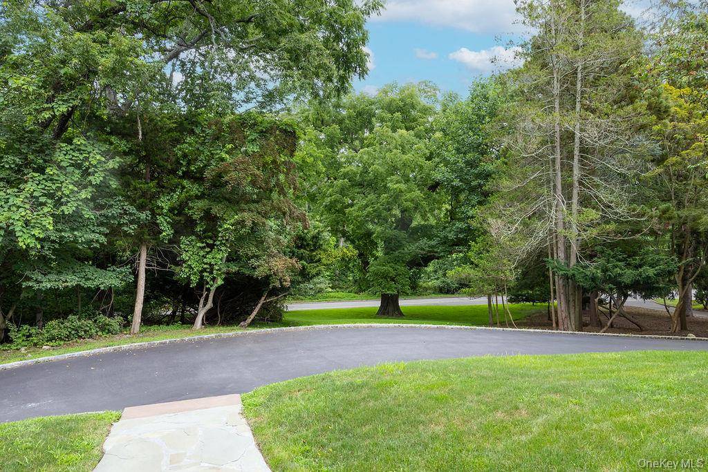 592 Landing AVE, Smithtown, NY 11787