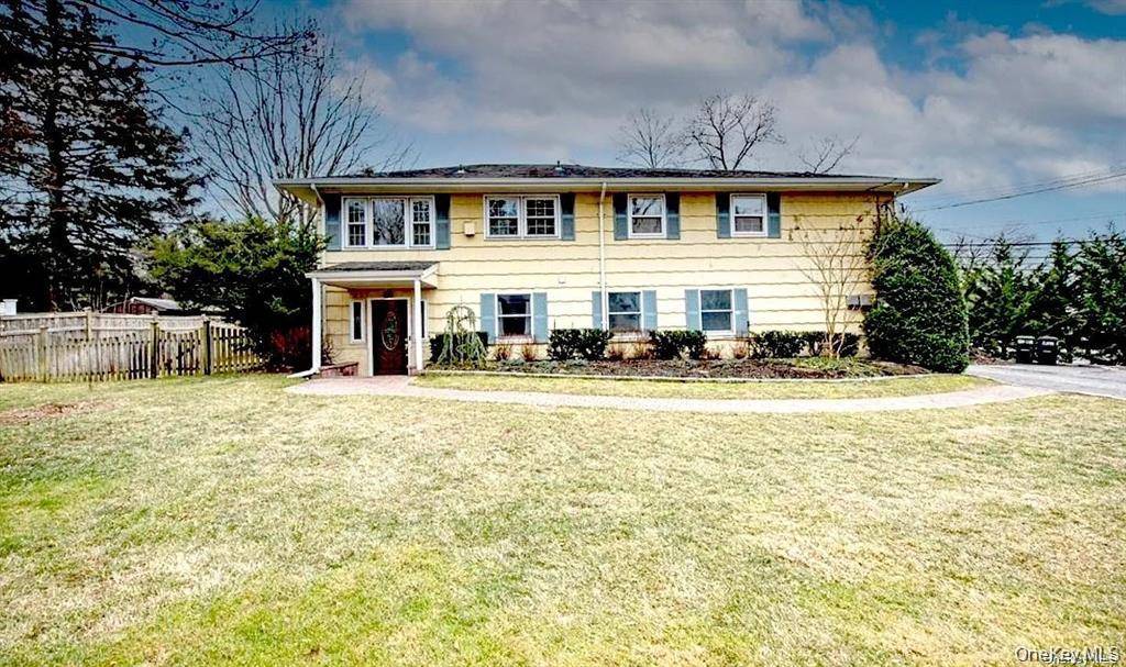 1 Cliftwood DR, Huntington, NY 11743
