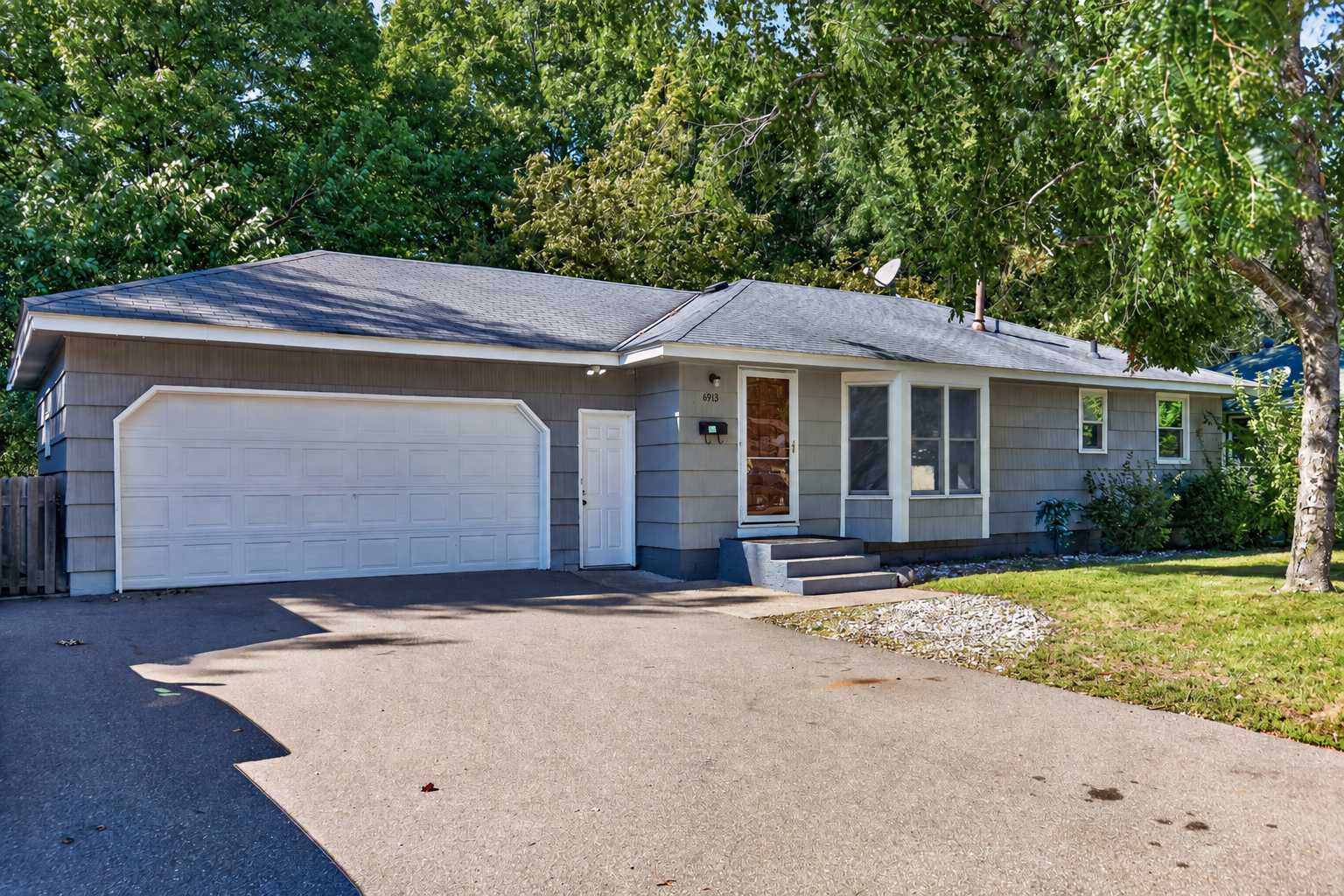 6913 Toledo AVE N, Brooklyn Center, MN 55429