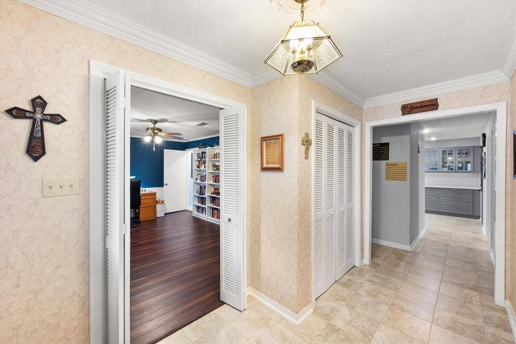 1001 Whispering Oak Court, Arlington, TX 76012