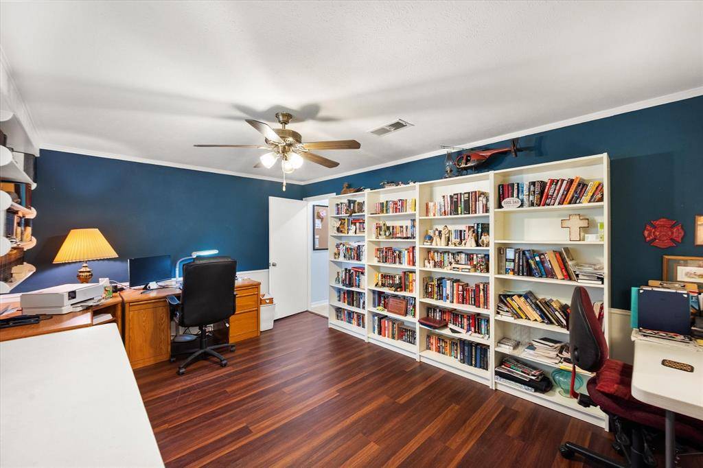 1001 Whispering Oak Court, Arlington, TX 76012