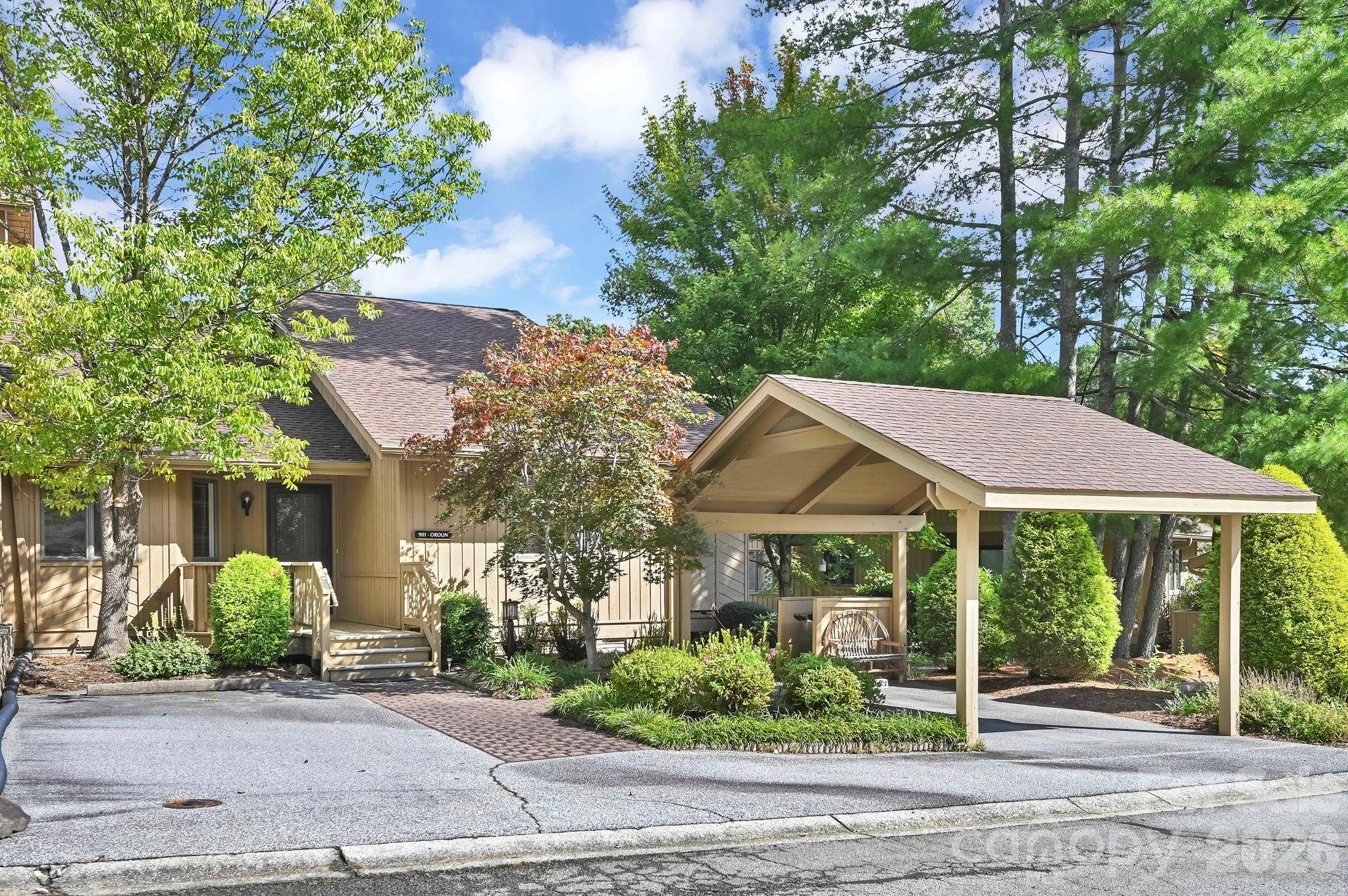 901 Red Oak DR, Hendersonville, NC 28791
