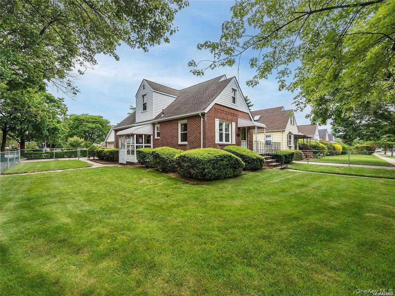 54 Rose LN, New Hyde Park, NY 11040
