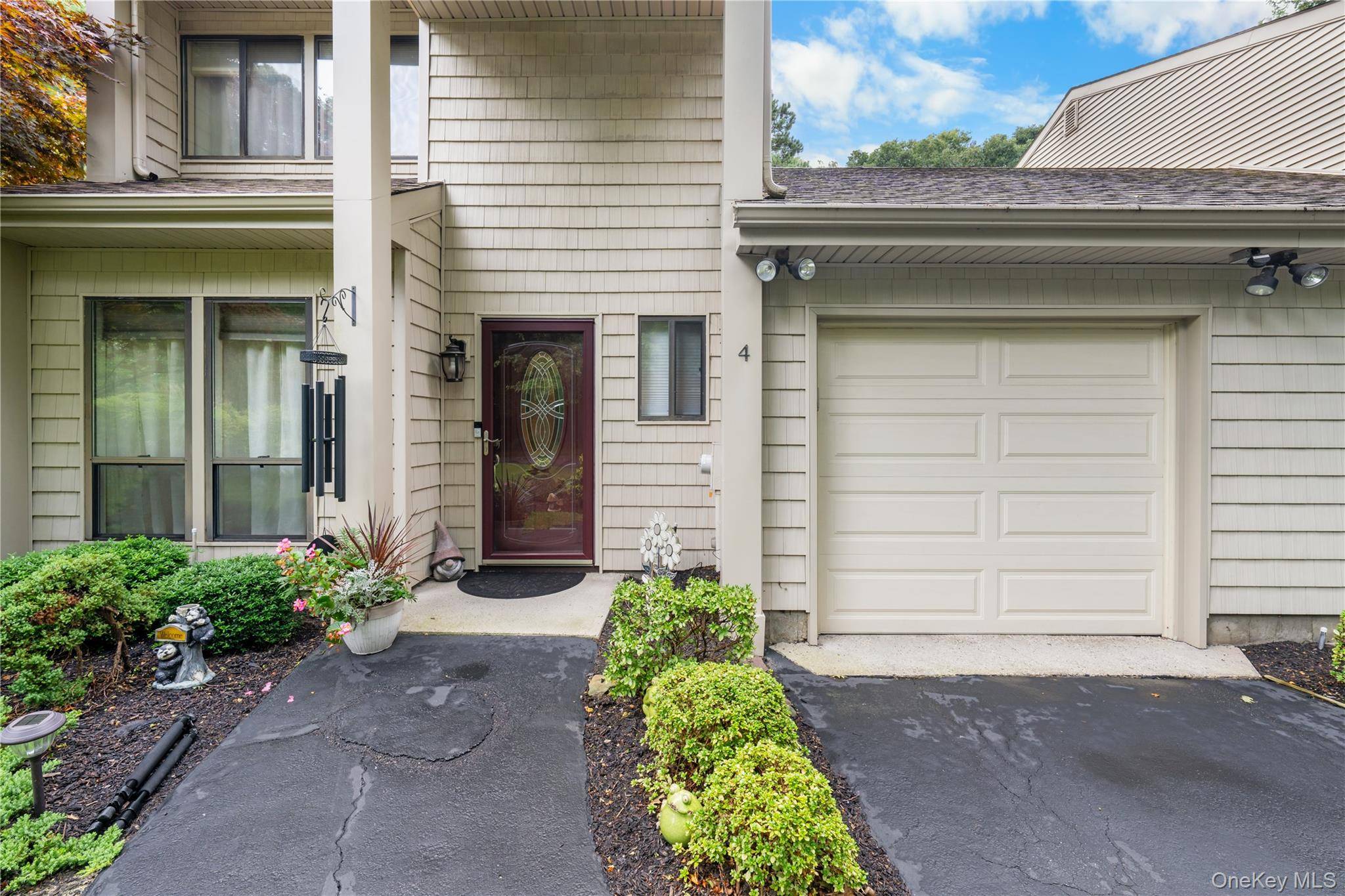 4 Lyndon CT, Bohemia, NY 11716