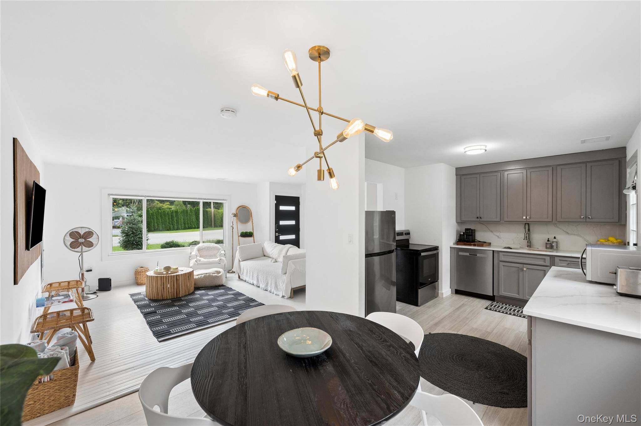 138 W Tiana RD, Hampton Bays, NY 11946