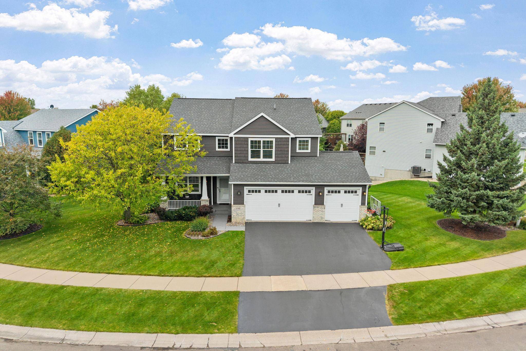 6765 Queensland LN N, Maple Grove, MN 55311