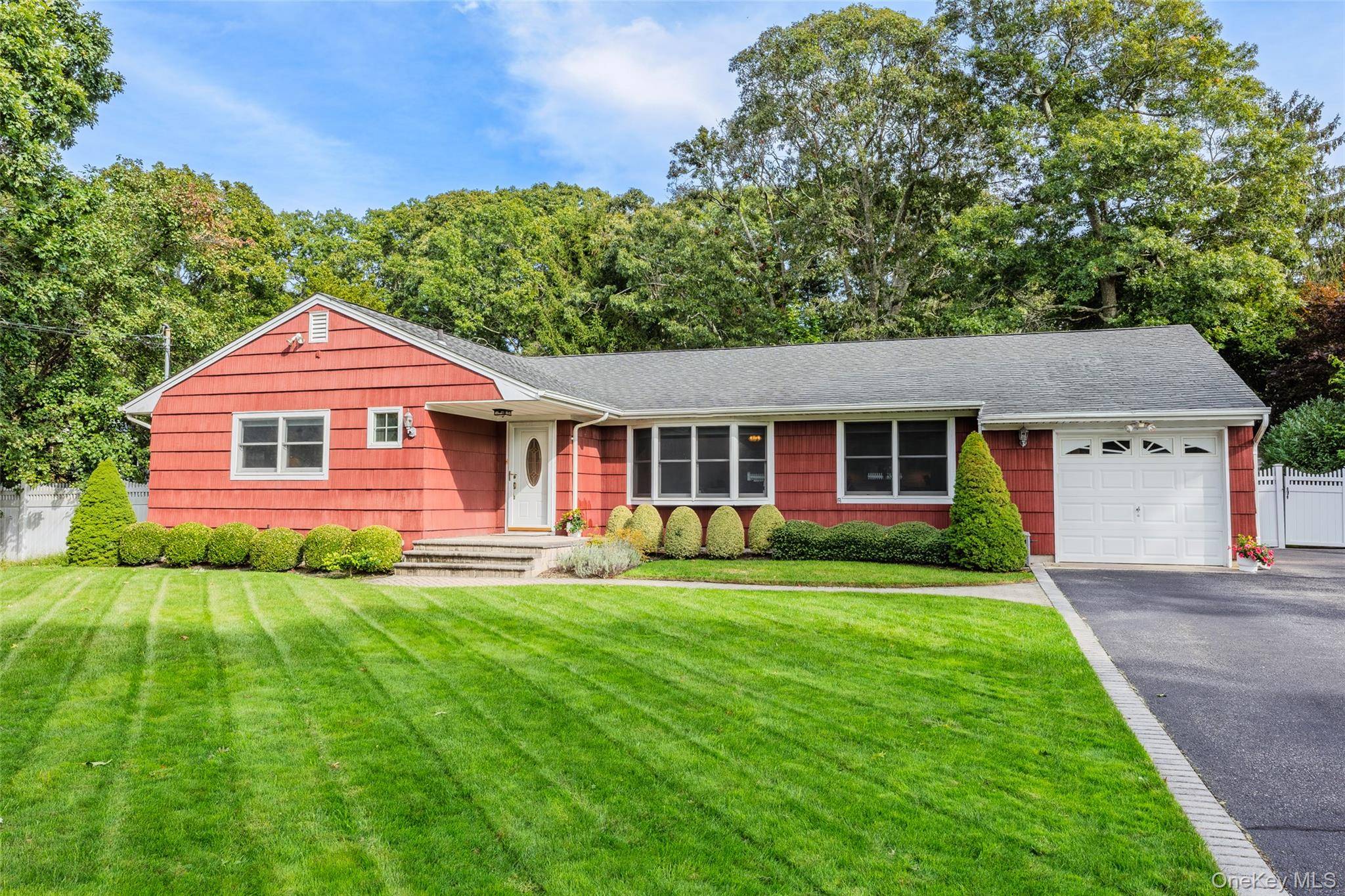 51 Beachfern RD, Center Moriches, NY 11934