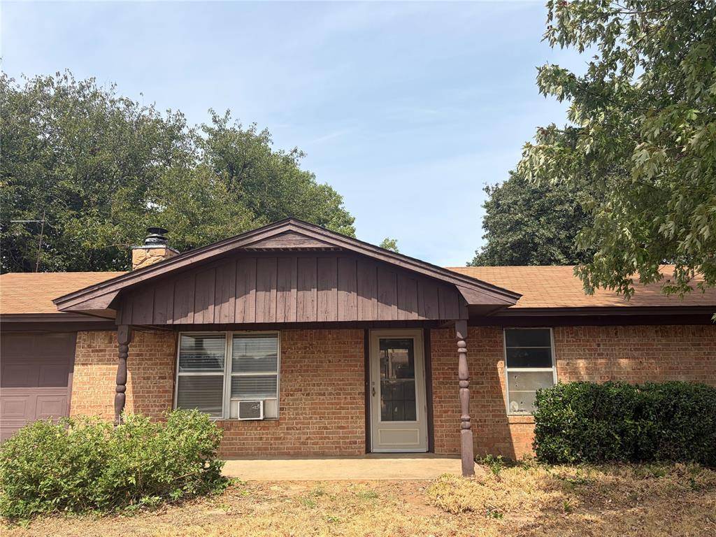 1104 Hillcrest DR, Waurika, OK 73573