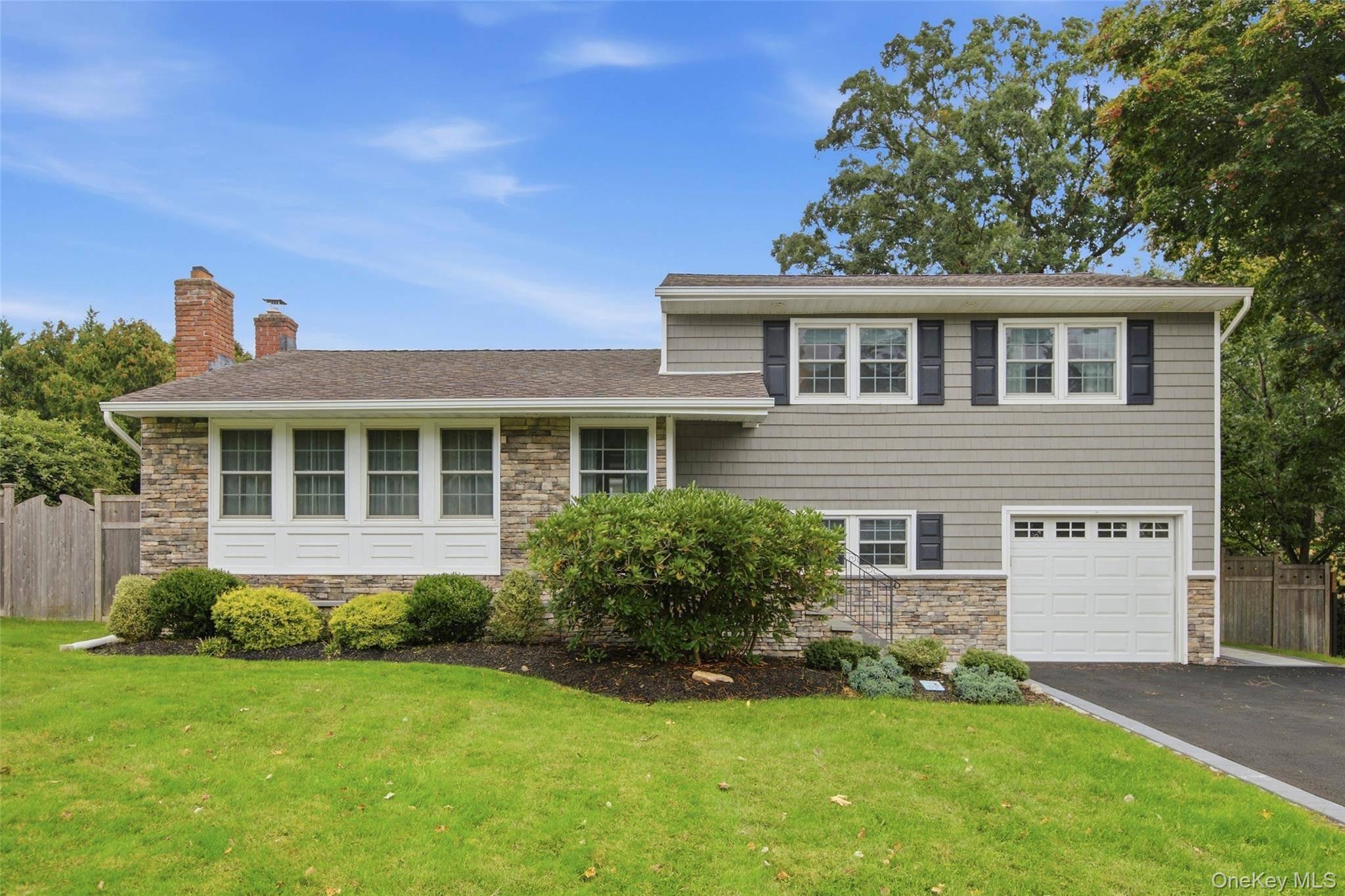 23 Apple Tree DR, Hauppauge, NY 11788