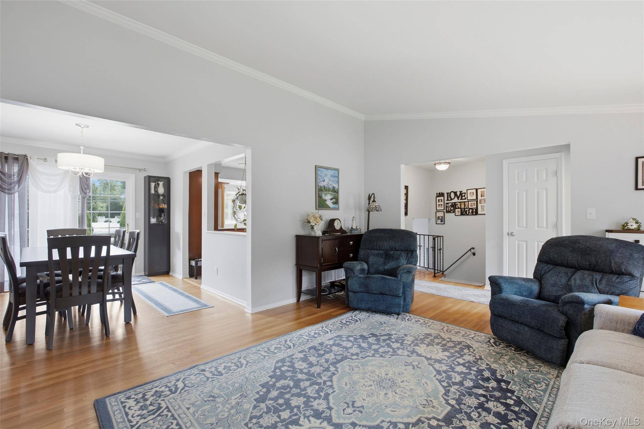 23 Apple Tree DR, Hauppauge, NY 11788