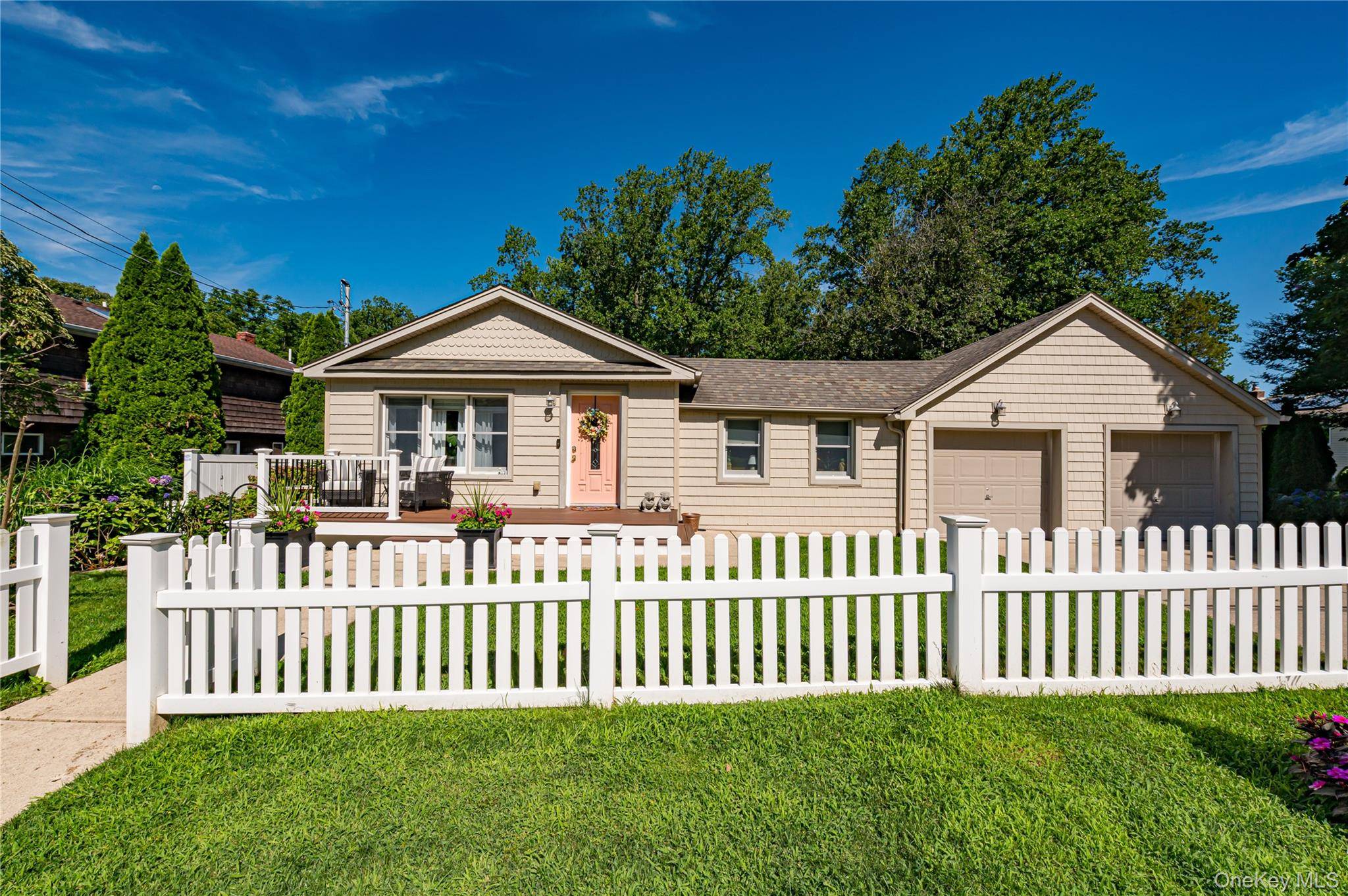 10 Laurel RD, Kings Park, NY 11754