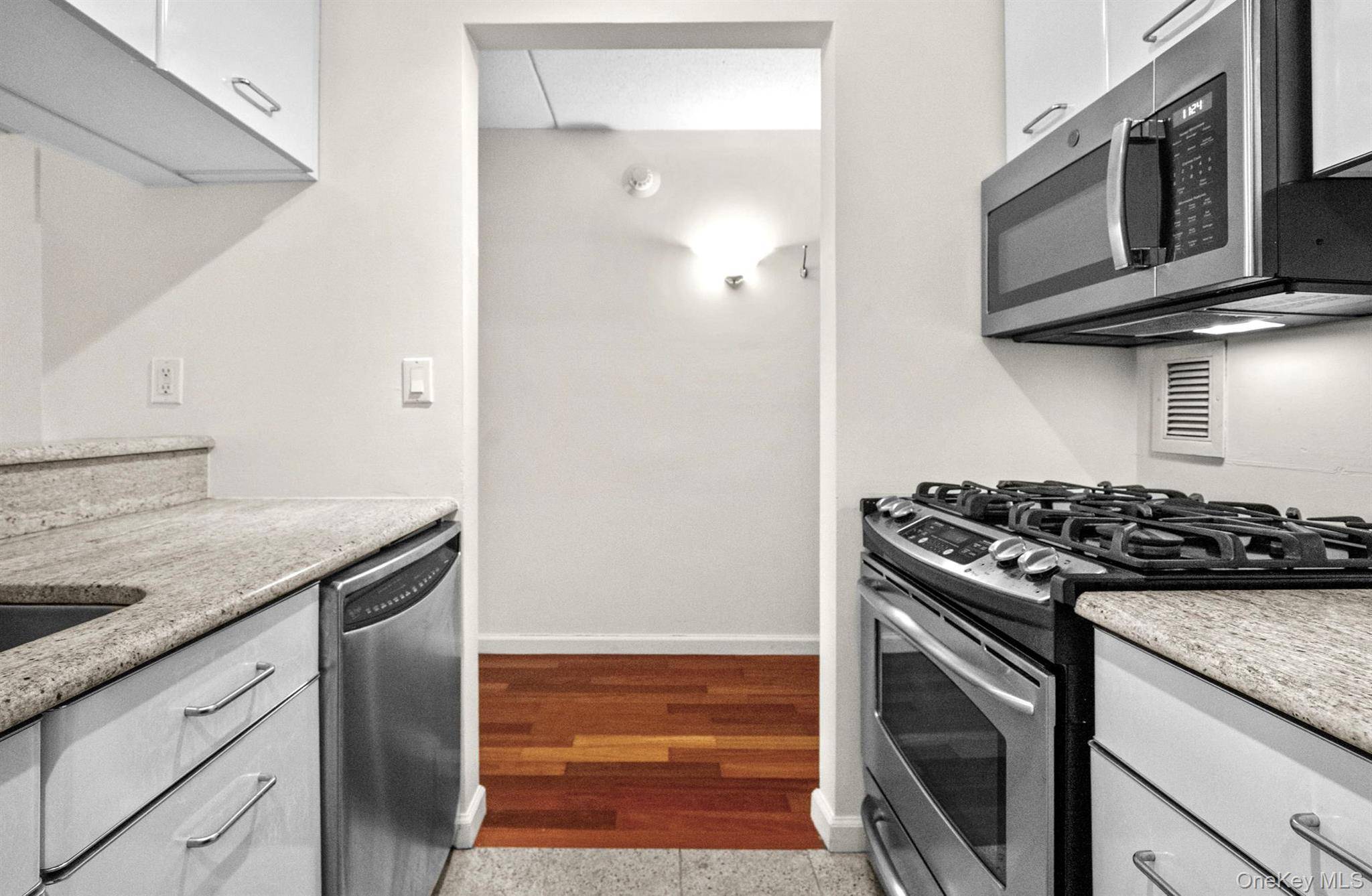 4 Martine AVE #1619, White Plains, NY 10606