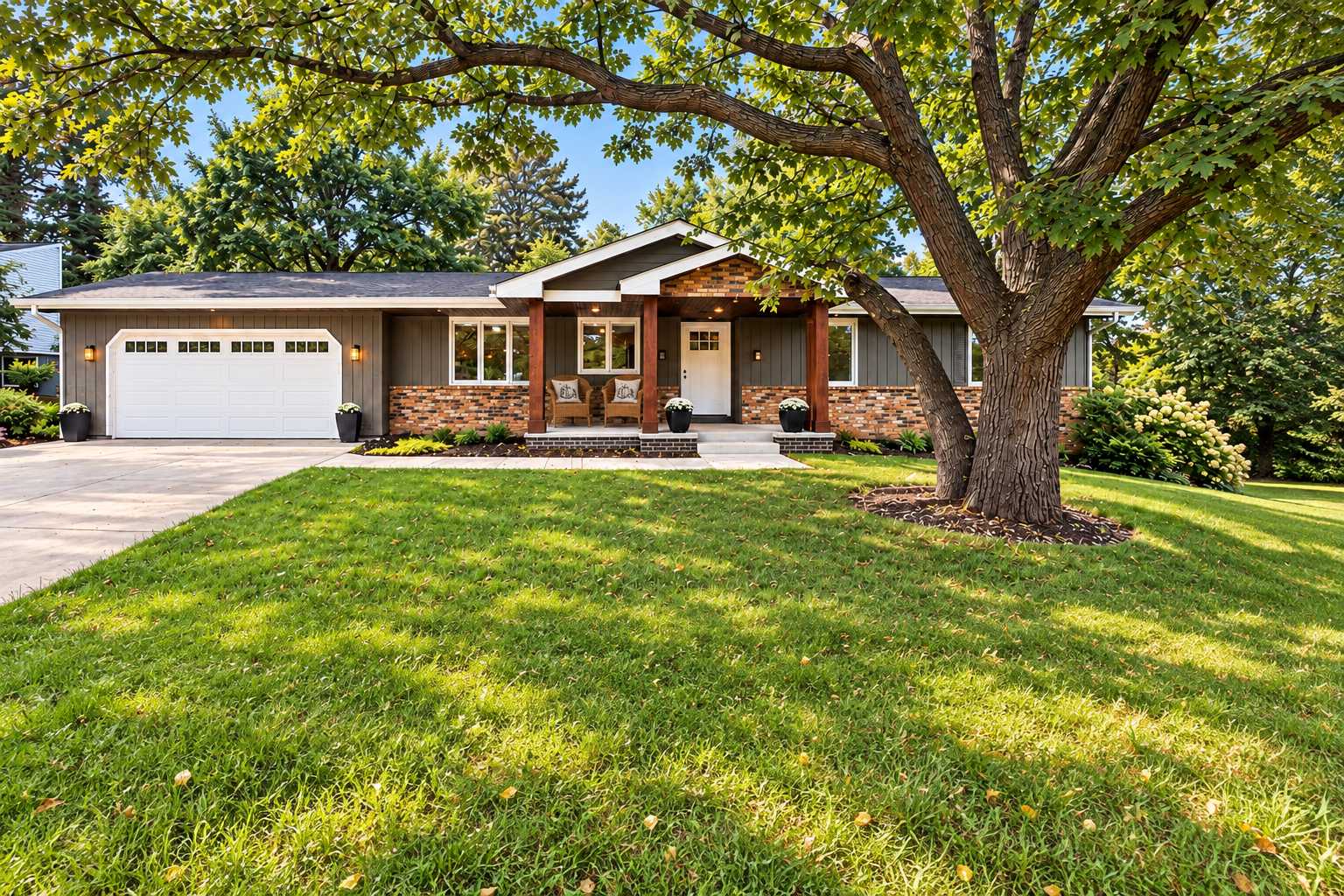 908 Kaymar LN, Burnsville, MN 55306