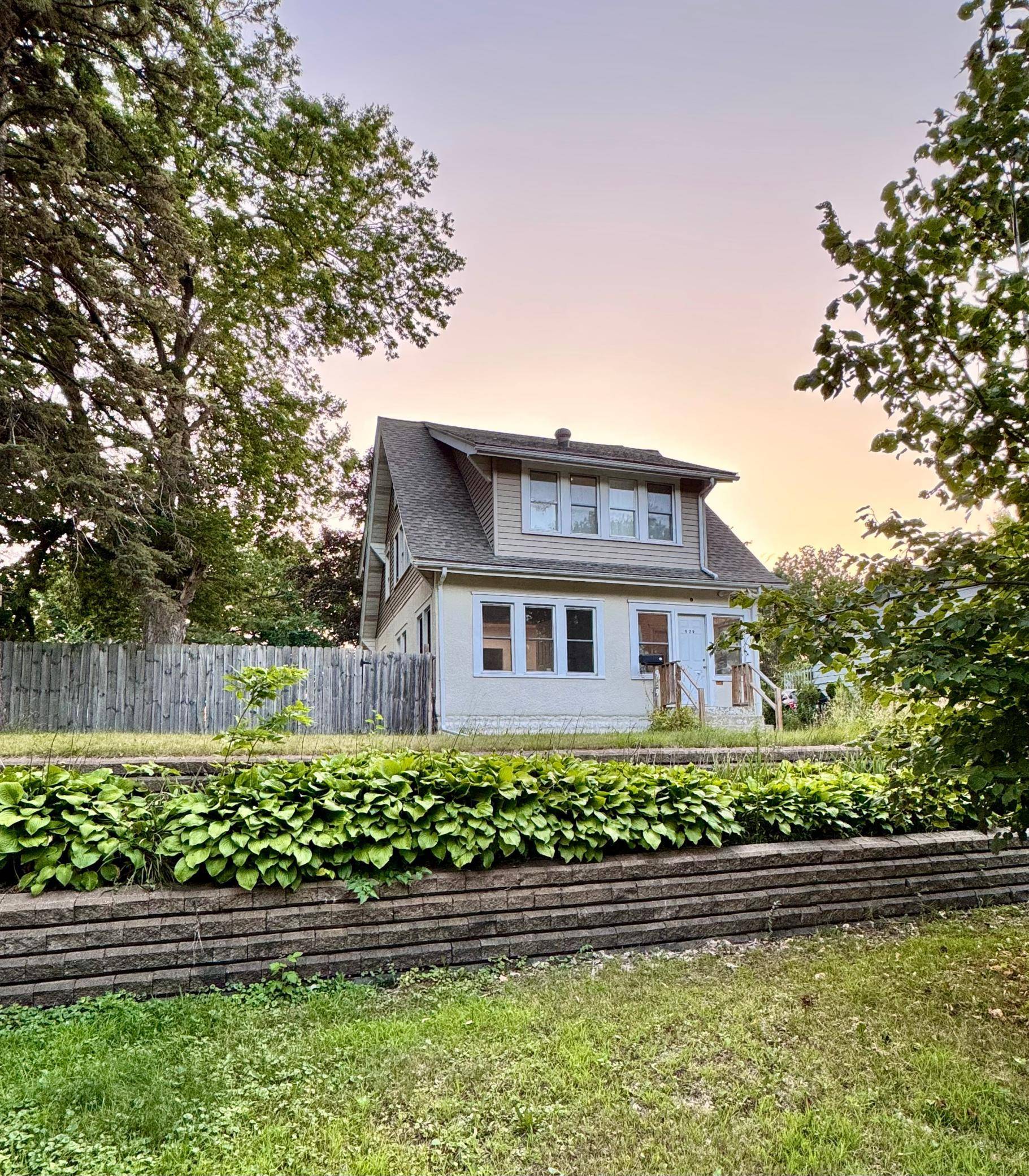 929 Barclay ST, Saint Paul, MN 55106